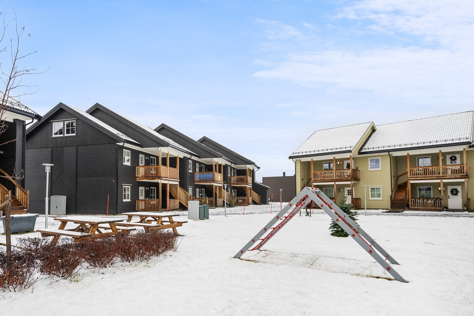 En pen 3-roms selveierleilighet i 1. etasje fra 2022 med god internbeliggenhet. Galleribilde