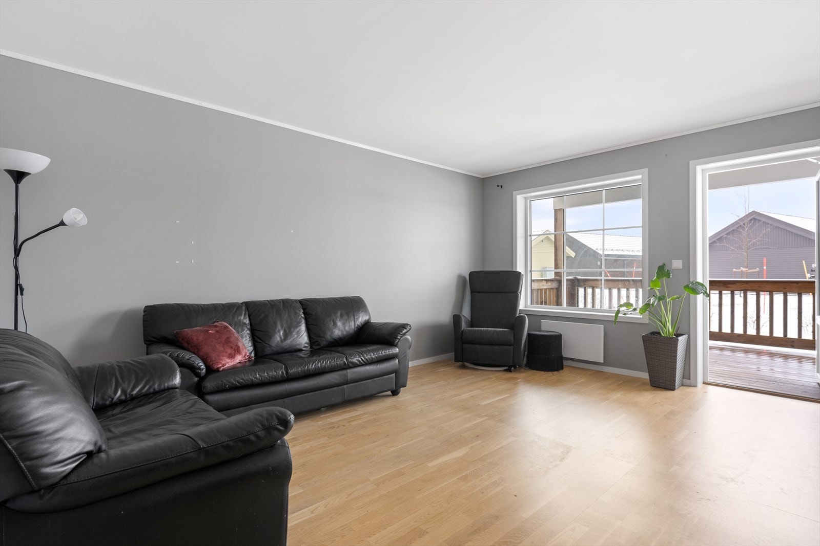 Godt lysinnslipp fra store vindusflater. Galleribilde