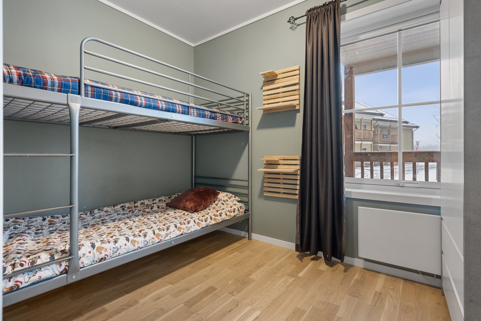 Boligen har to fine soverom med moderne fargevalg. Galleribilde