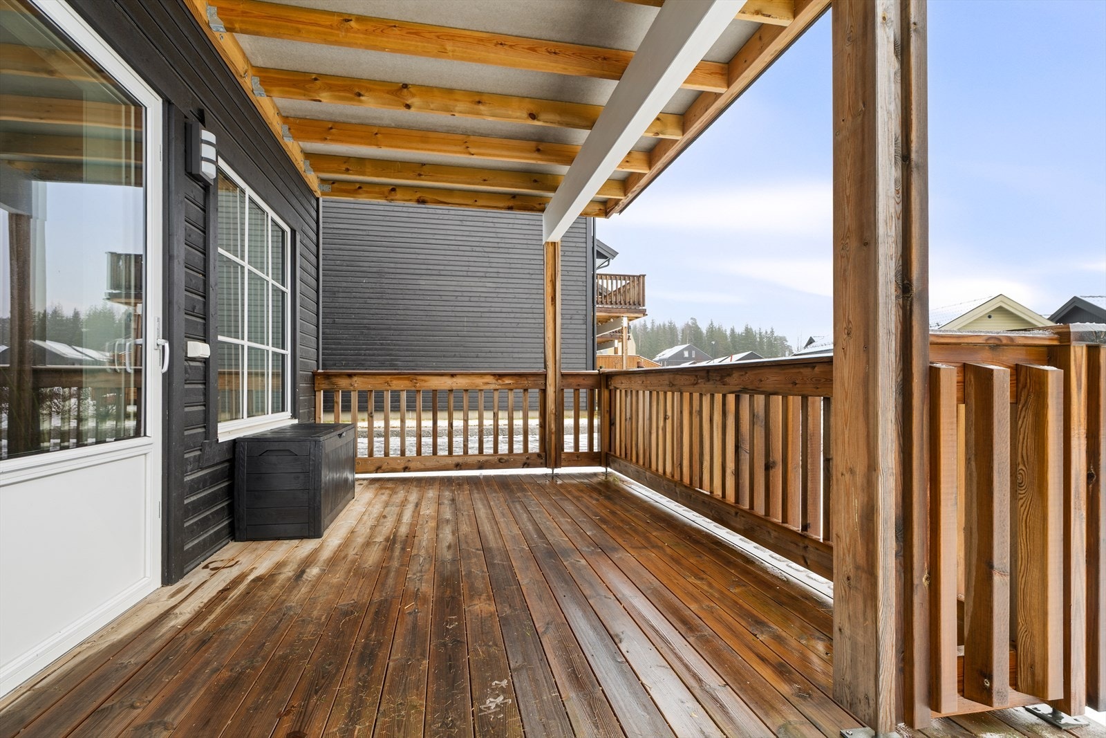 Fin terrasse, overbygget og med plass til utemøblementet. Galleribilde