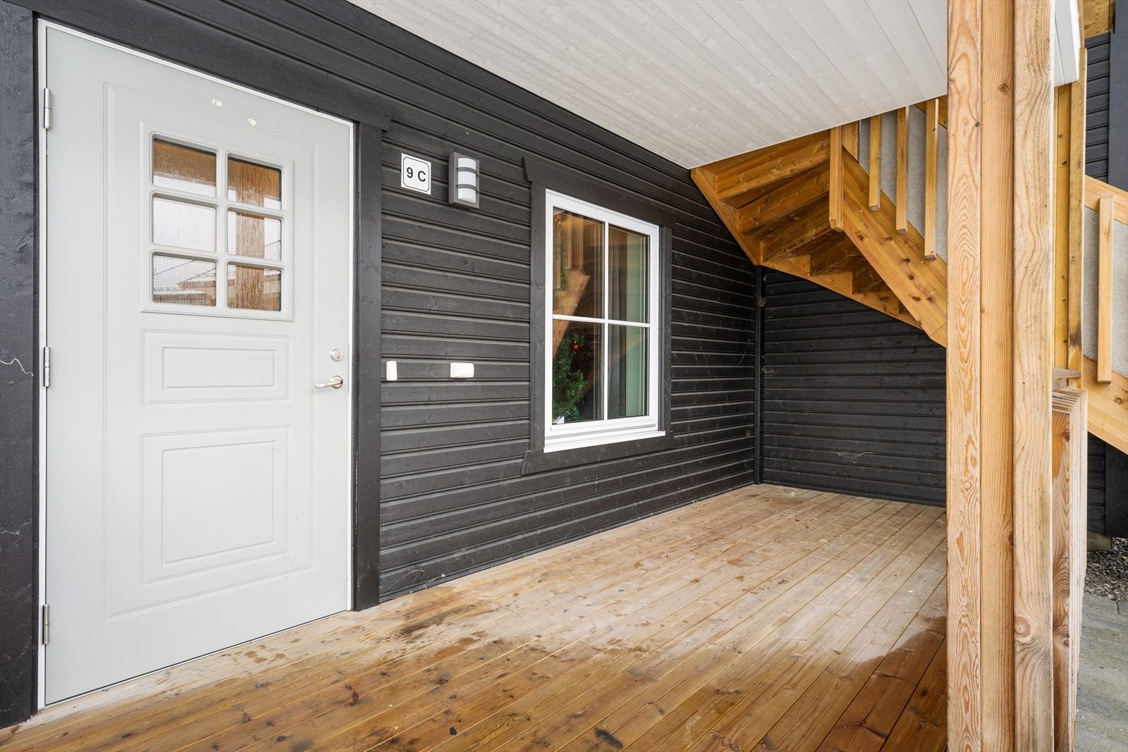 Uteplass også ved inngangsparti. Galleribilde