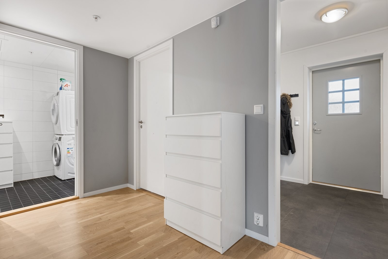 Hall. Det er oppbevaringsplass i både innvendig og utvendig bod. Galleribilde