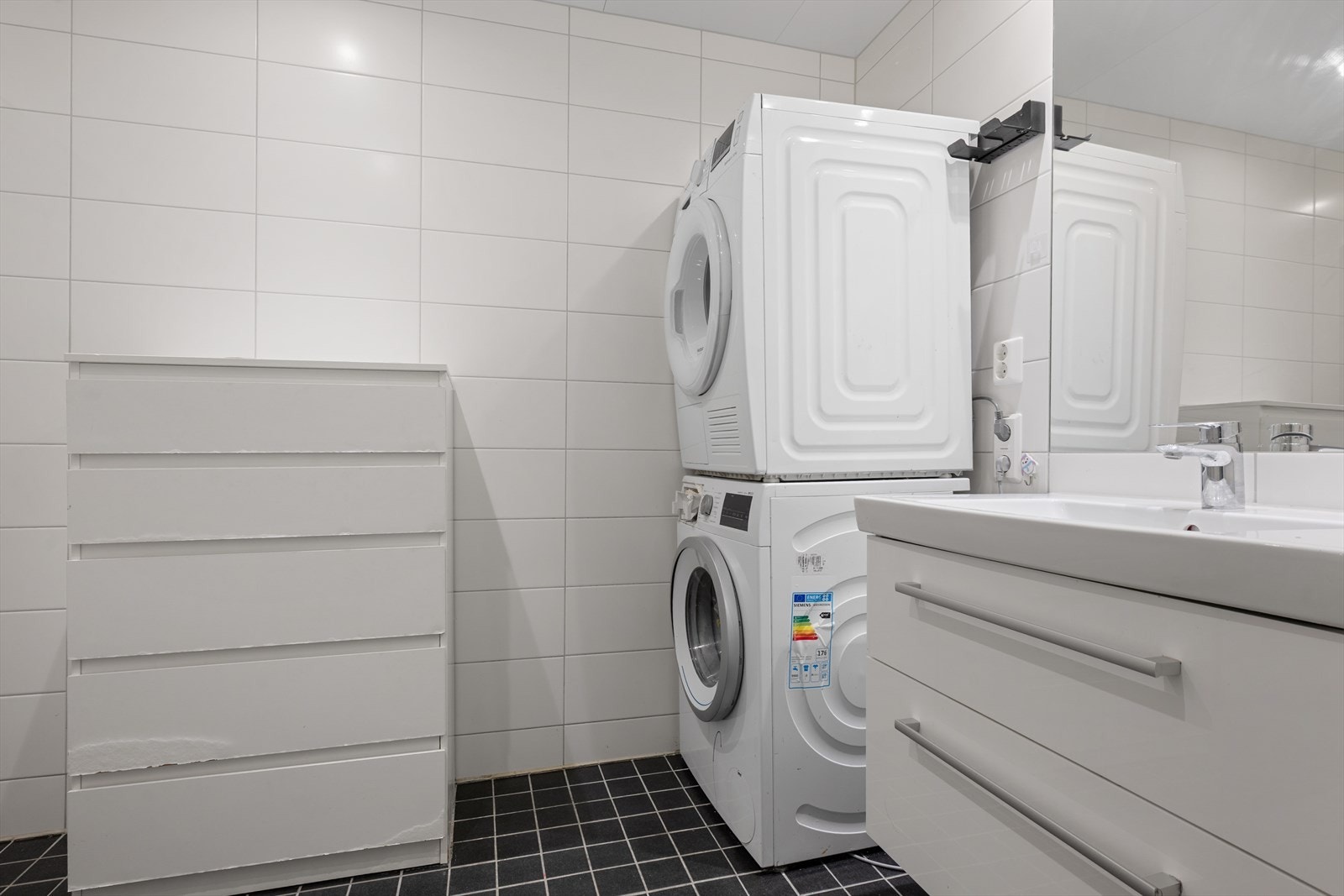 Det er opplegg for vaskemaskin og plass til vaskesøyle. Galleribilde