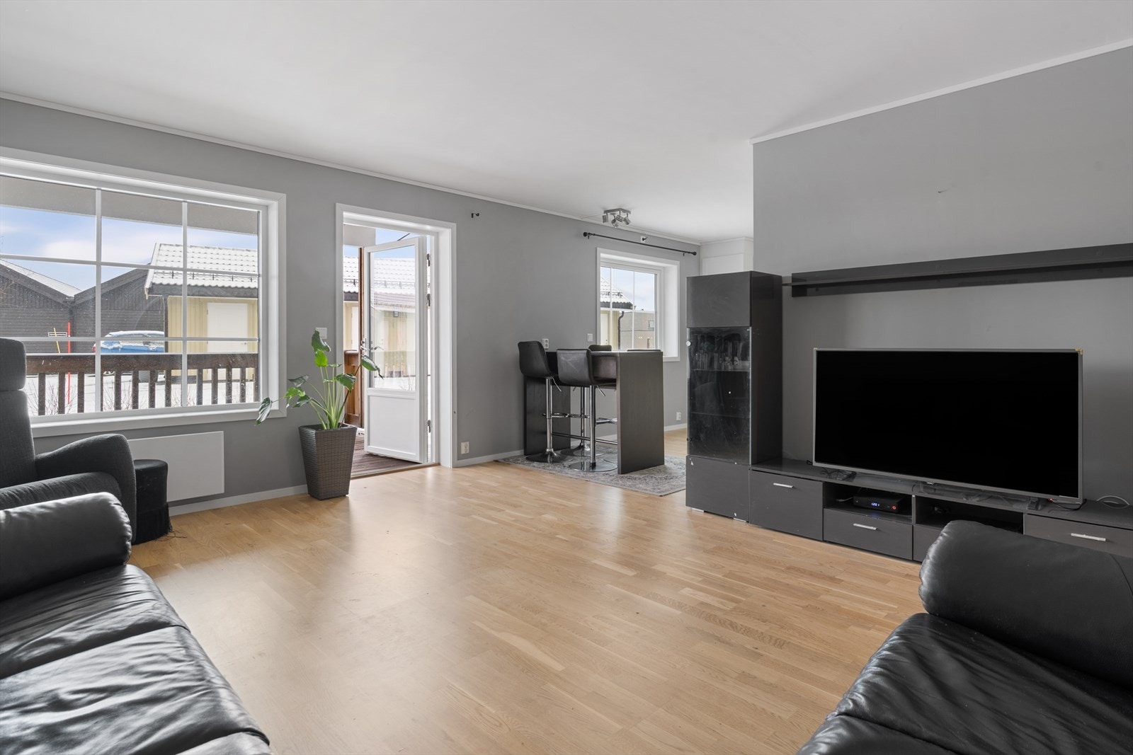 Stuen er romslig, det er plass for både spisebord og sofamøblement. Galleribilde