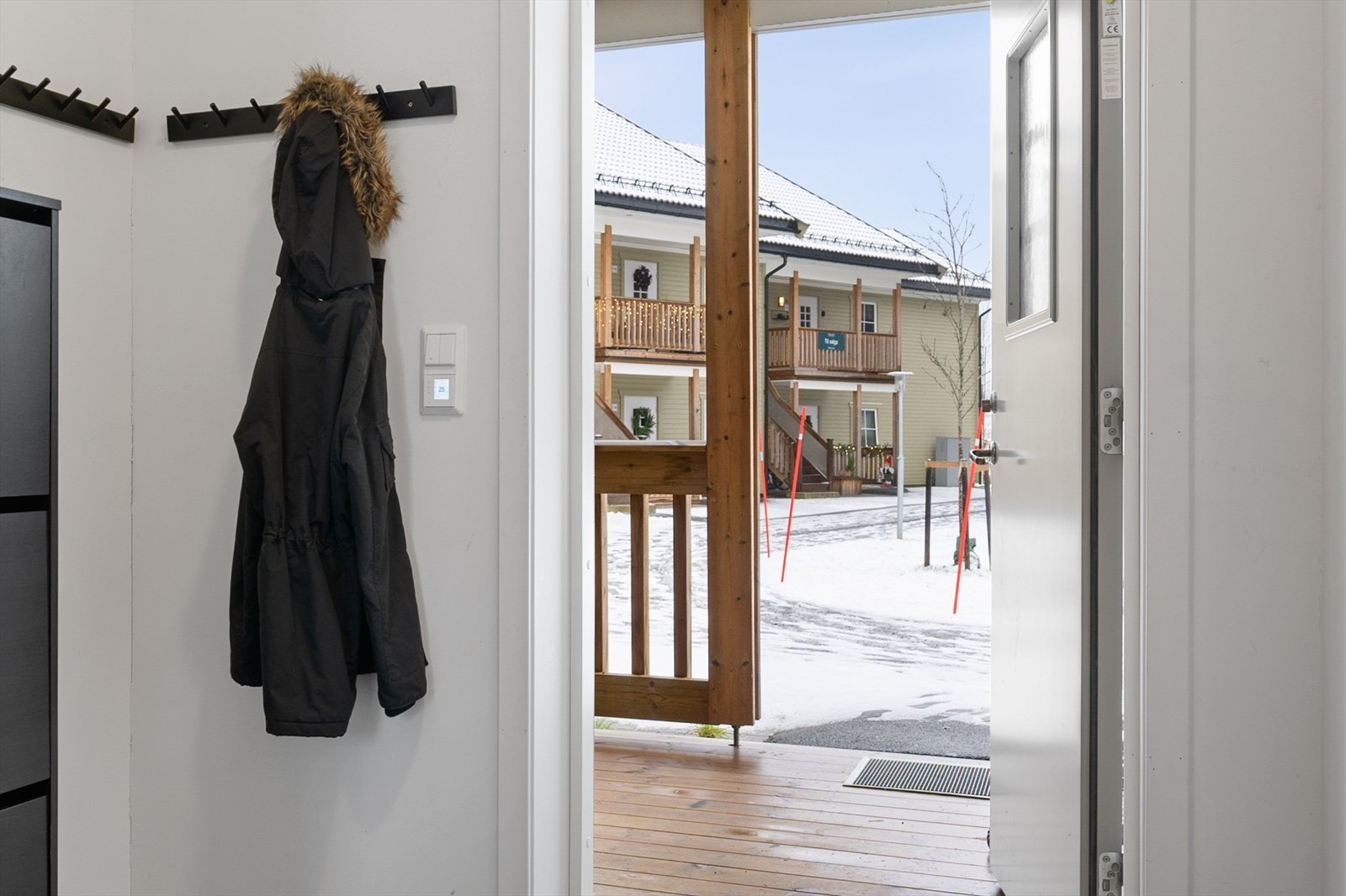 Entrè med plass for yttertøy og sko. Det er også en fin uteplass mot fellesareal på denne siden av leiligheten. Galleribilde