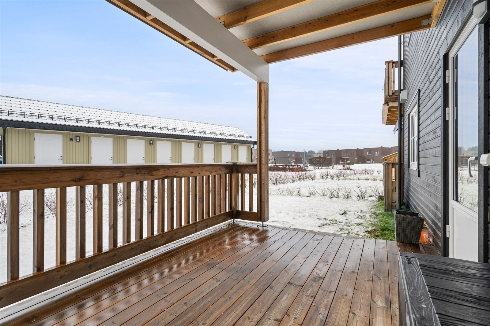 Leiligheten har en fin uteplass hvor barna vil trives. Galleribilde