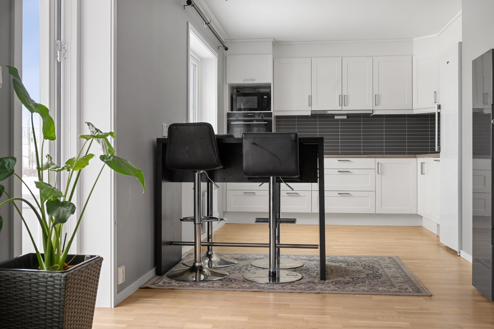 Det er dels integrerte hvitevarer og plass for frittstående kjøleskap og micro. Galleribilde