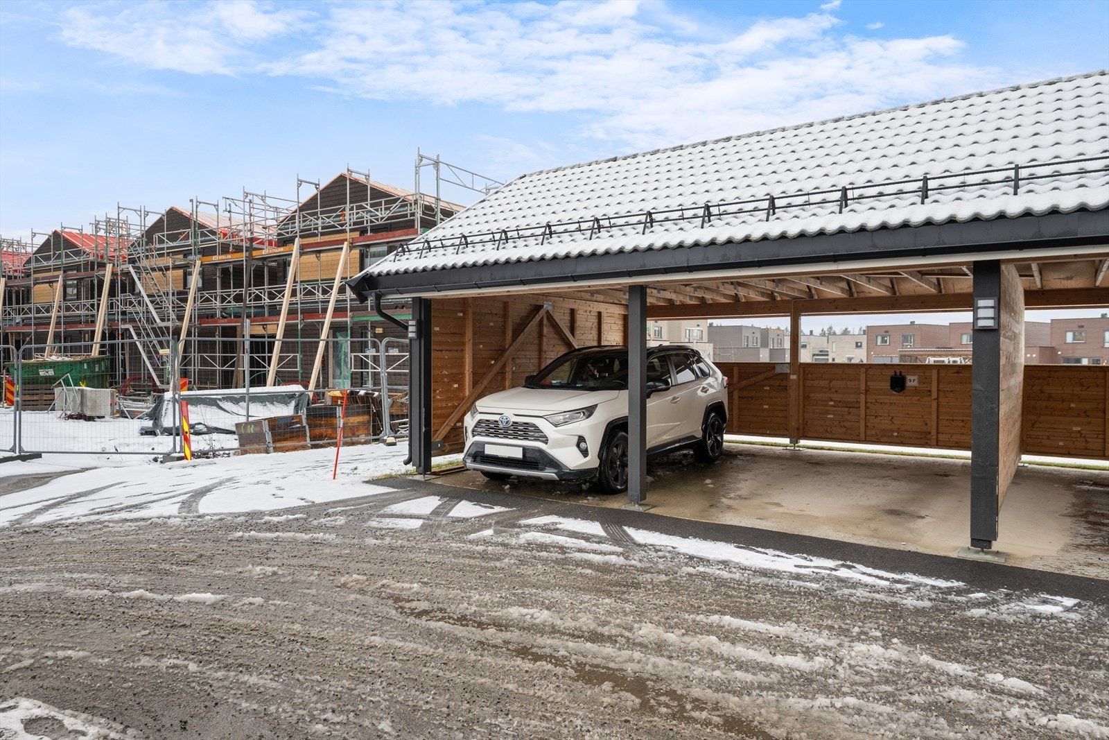 Boligen disponerer en biloppstillingsplass i carportrekke. Det er mulighet for å installere elbillader hvor innstallasjon og bruk må bekostes av ny eier. Galleribilde