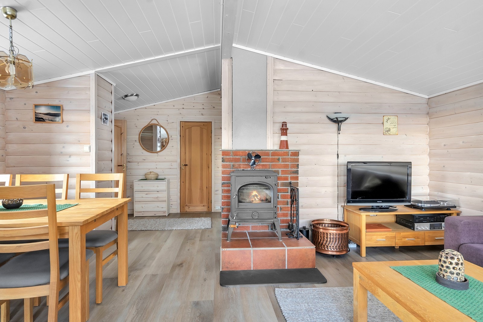 Hytta selges delvis møblert Galleribilde