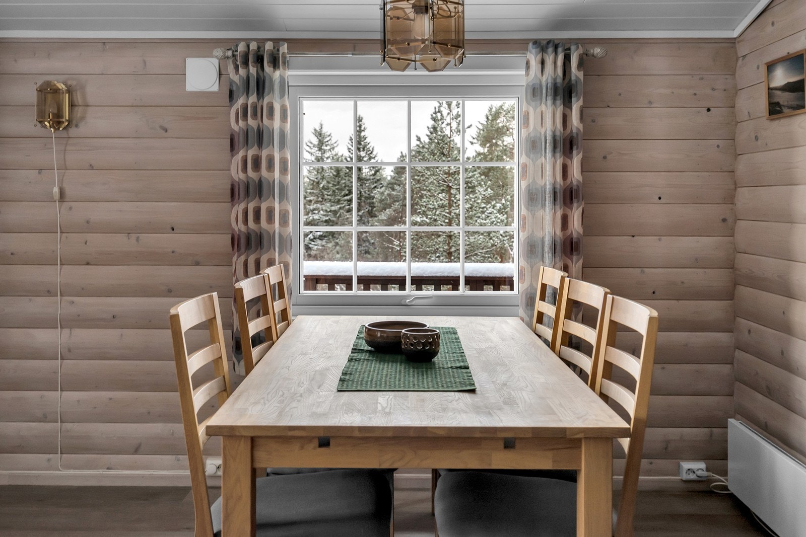 Spisestue - Bord og stoler medfølger Galleribilde