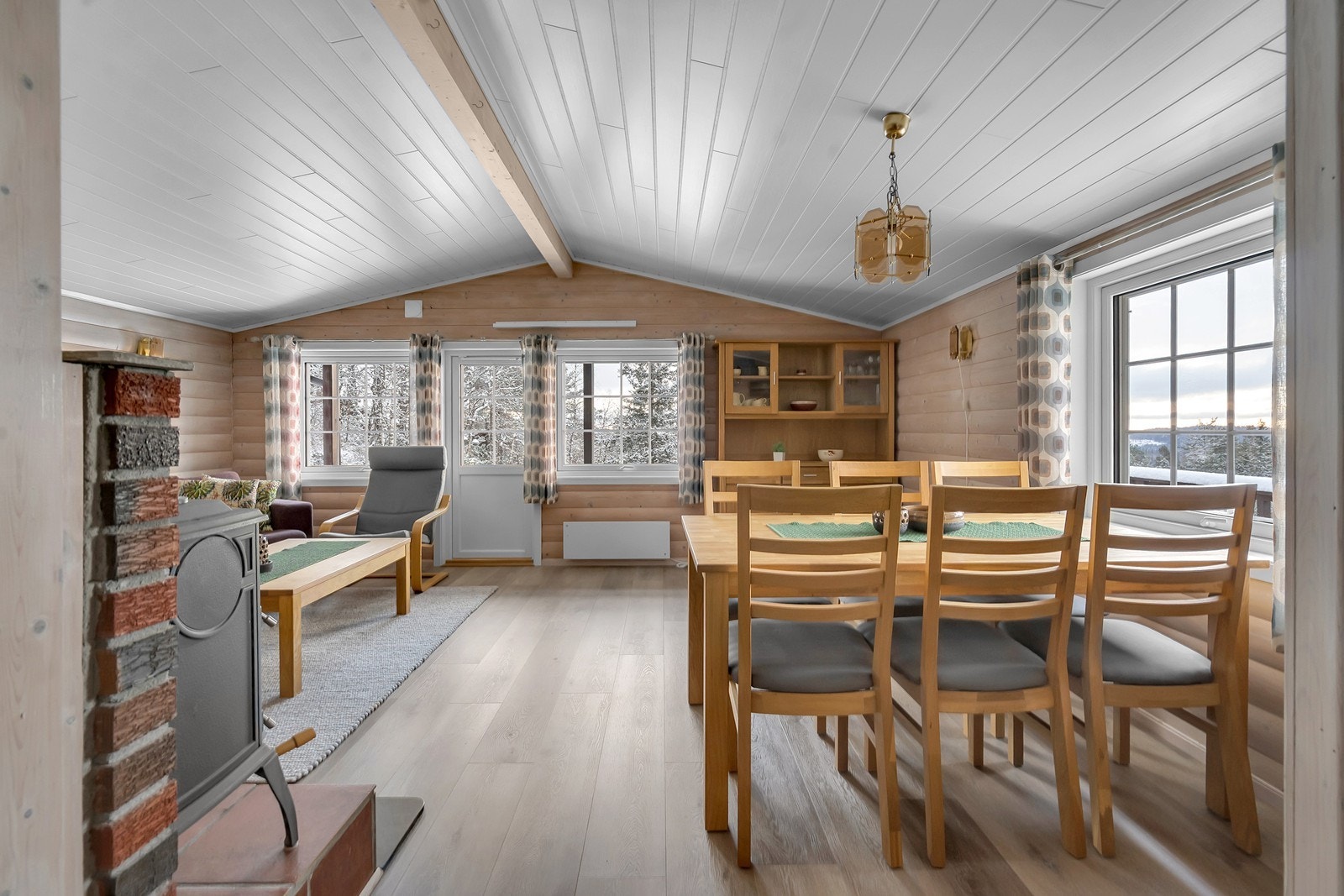 Romslig stue med rikelig av naturlig lys Galleribilde