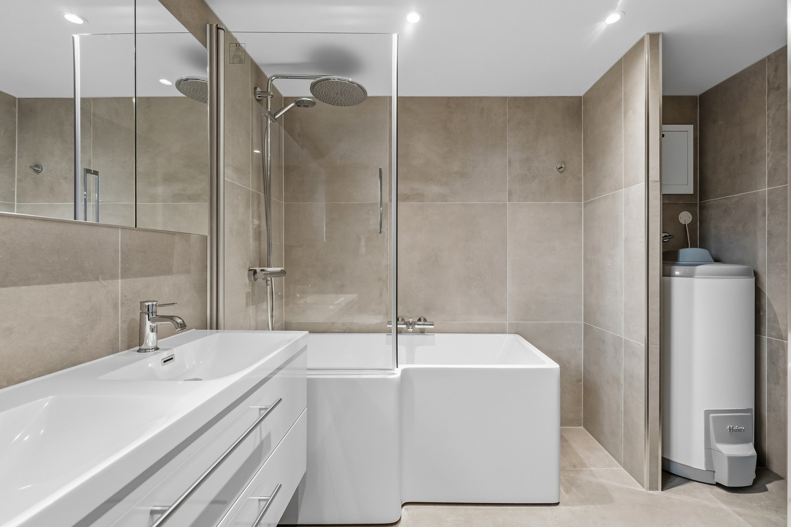 Badet grenser mot boder hvor det er opplyst om svertesopp, muggsopp, råtedannelser og fuktproblematikk. Det er usikkert om dette har påvirket badet, da rommet ligger under terreng og høyst sannsynlig er foret ut med organisk materiale. Galleribilde