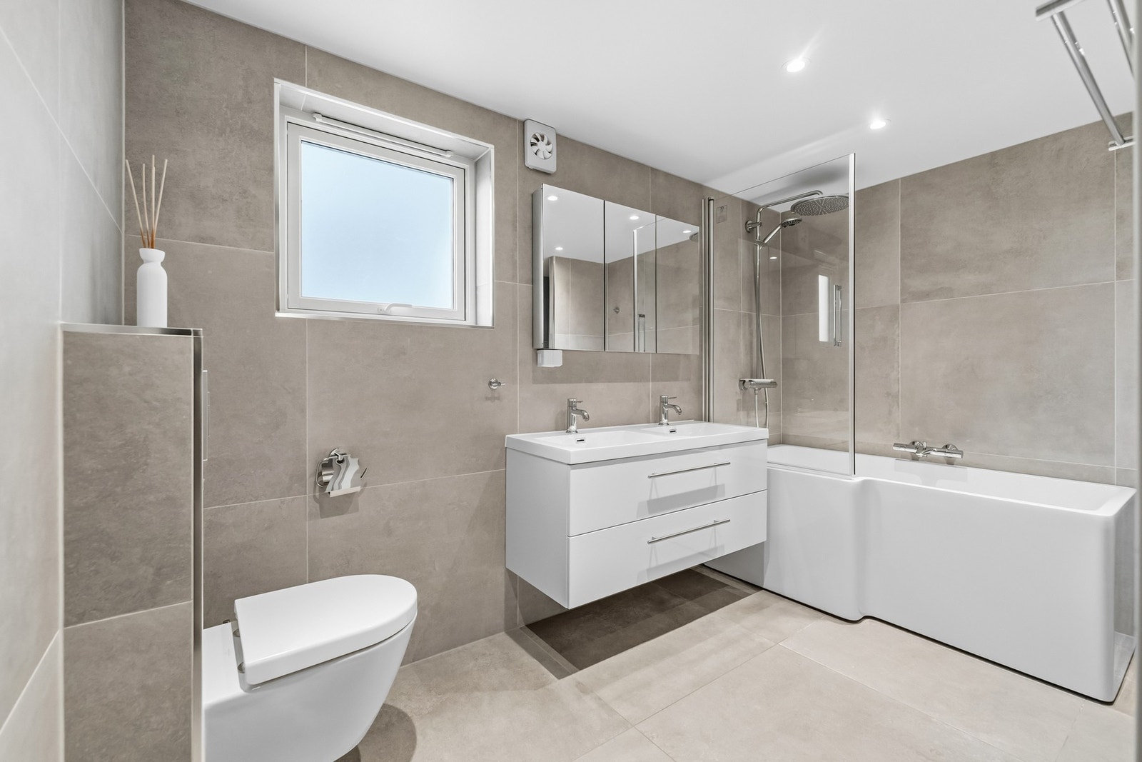 Romslig bad pusset opp i regi av fagfolk i 2021 - dokumentasjon foreligger. Badet har flislagte overflater og varmekabler i gulv. Galleribilde