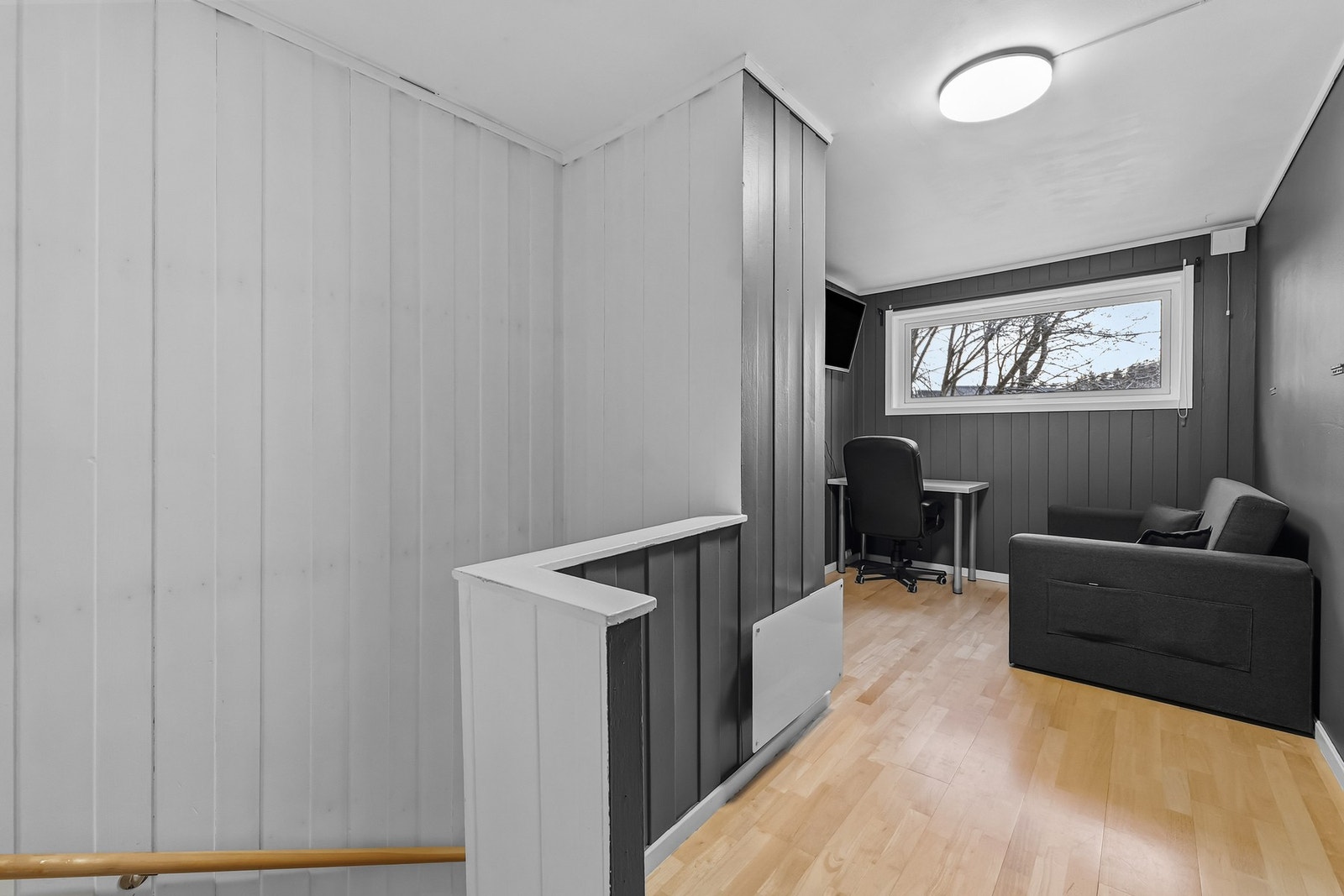 Soverom 2 ble tilbygd leiligheten i tilknytning til seksjonering rundt 1982, men er ikke formelt godkjent i kommunen. Leiligheten er registrert og godkjent som en 2-roms. Galleribilde