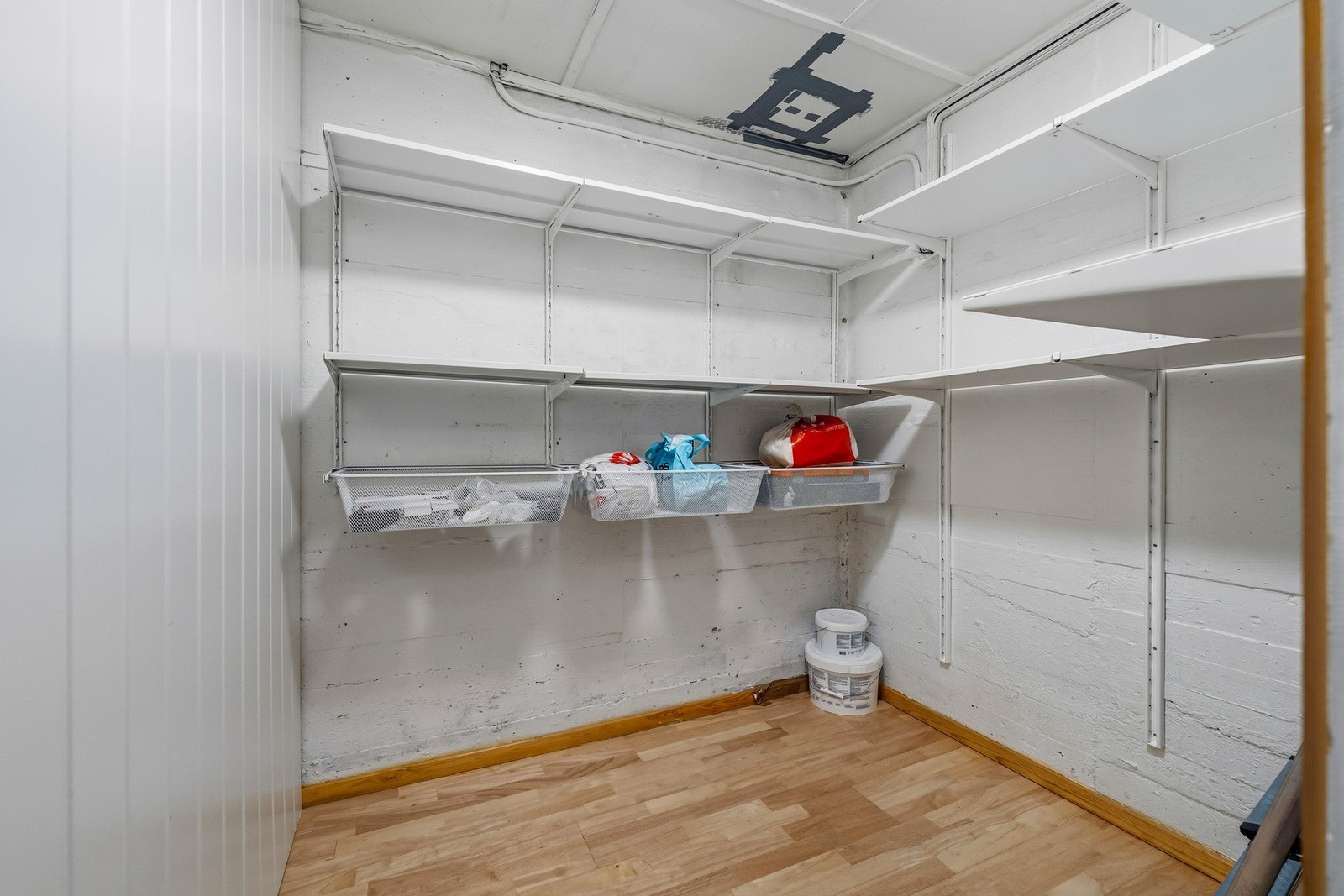 Innvendig bod. Boligen krever omfattende oppgraderinger. Kostnadene er grovt estimert til ca. 1,5-2,6 mill. kr, avhengig av omfang og valg av entreprenør. Galleribilde