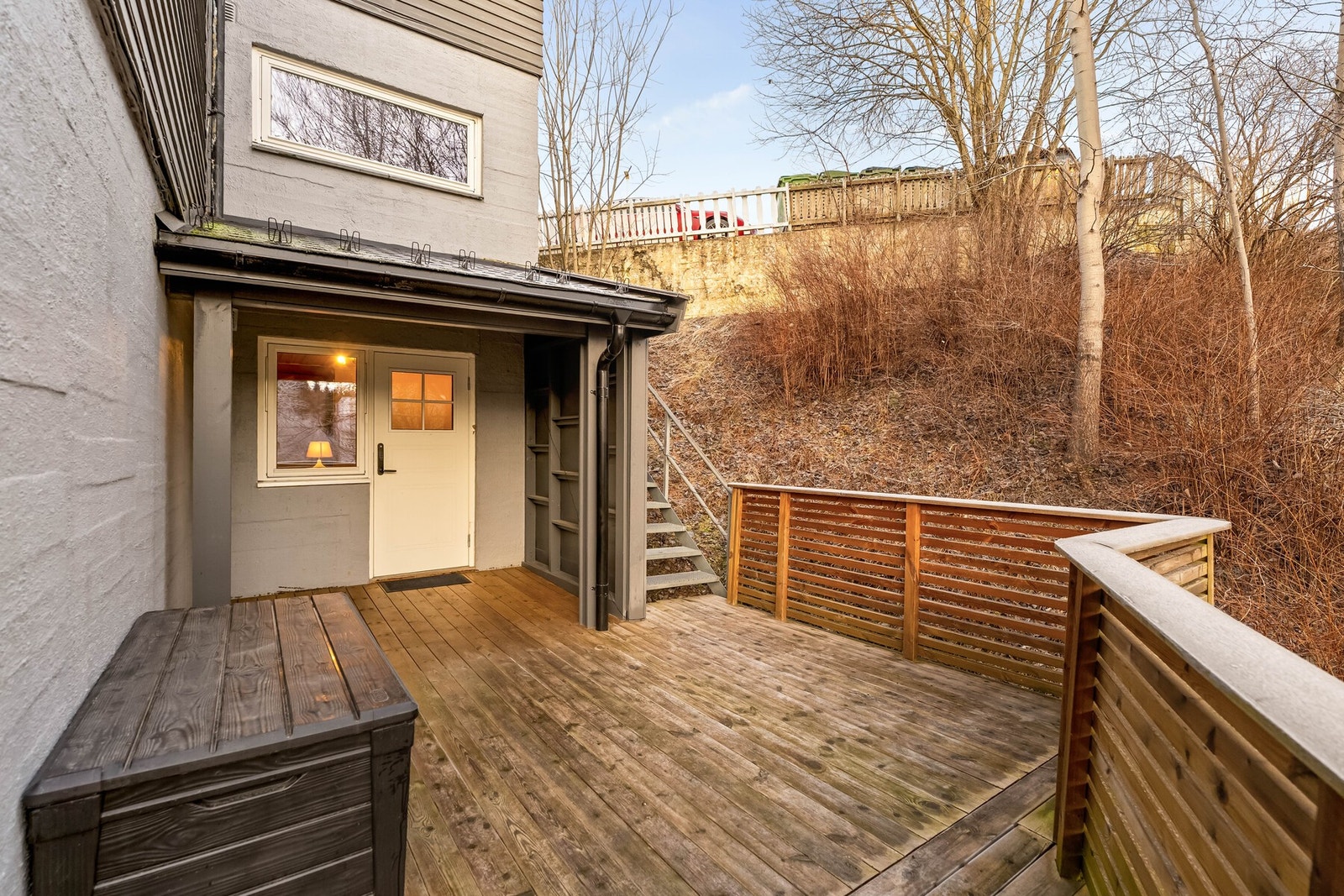 Boligen krever omfattende oppgraderinger. Kostnadene er grovt estimert til ca. 1,5-2,6 mill kr, avhengig av omfang og valg av entreprenør. Interessenter oppfordres til å lese tilstandsrapport, egenerklæring, info fra sameiet og øvrige skaderapporter nøye. Galleribilde