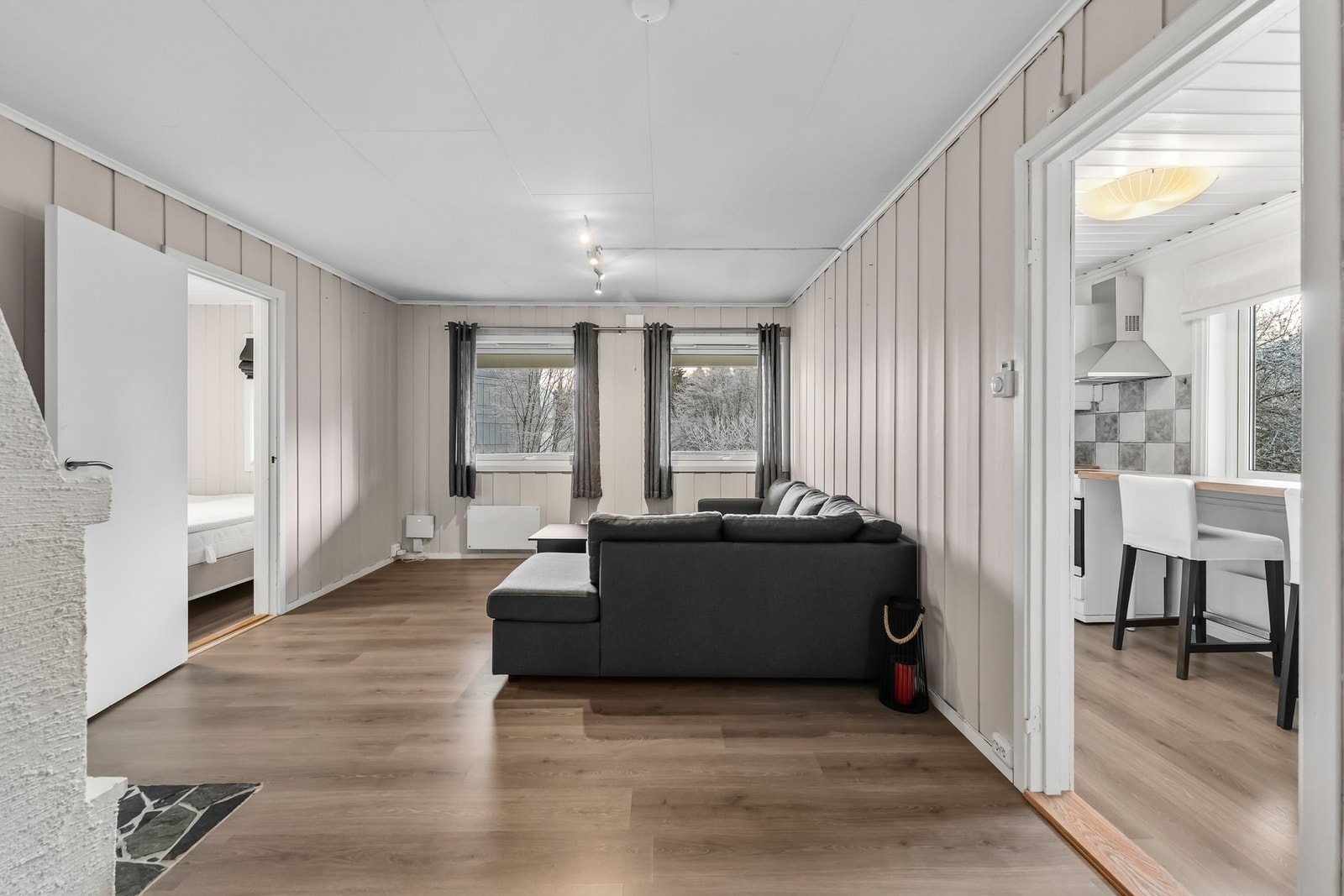 Vi har gleden av å presentere Hellaveien 31G - en romslig leilighet på Skjetten/Strømmen, beliggende i et rolig og veletablert boligområde med nærhet til skoler, tur- og rekreasjonsområder, samt kort vei til bussforbindelser, butikker og Strømmen stasjon Galleribilde