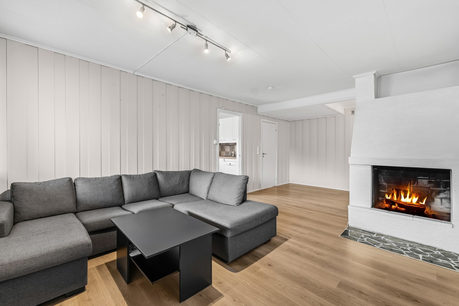 Det er etablert en peis midt i rommet, men denne krever utbedring før bruk. Galleribilde