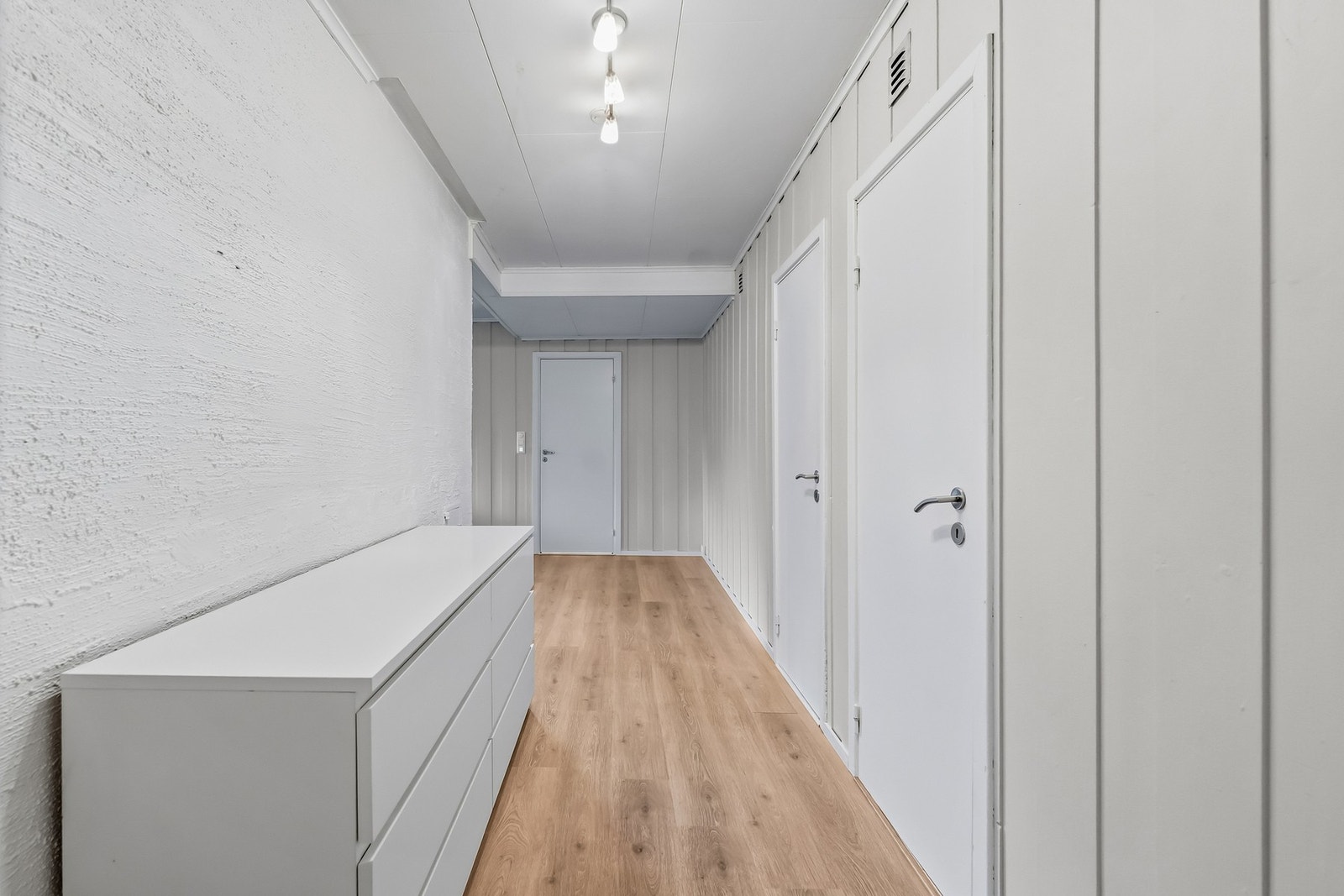 Gang. Boligen krever omfattende oppgraderinger. Kostnadene er grovt estimert til ca. 1,5-2,6 mill. kr, avhengig av omfang og valg av entreprenør. Galleribilde