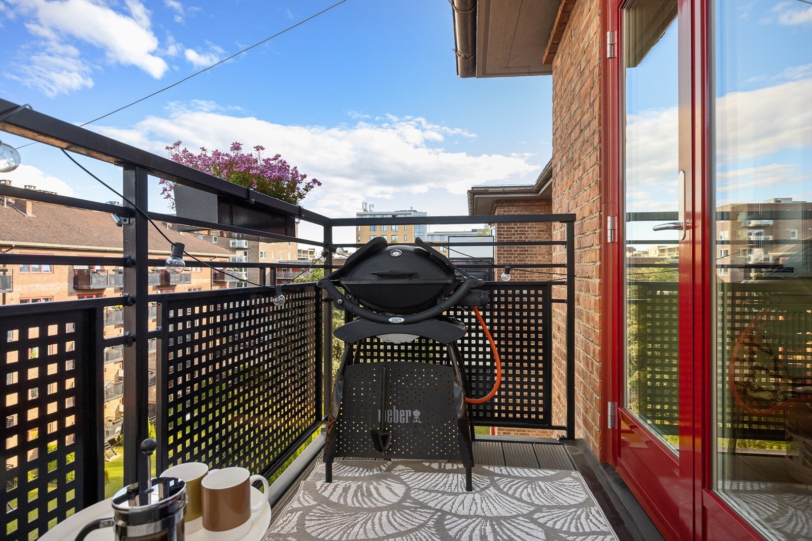 Fra stuen er det utgang til en flott balkong på ca. 4 m². Her kan balkongdøren åpnes og gi en naturlig forlengelse av stuen, som innbyr til hyggelige stunder med familie og venner. Balkongen har plass til utemøbler, beplantning og gass- eller elektrisk gr Galleribilde