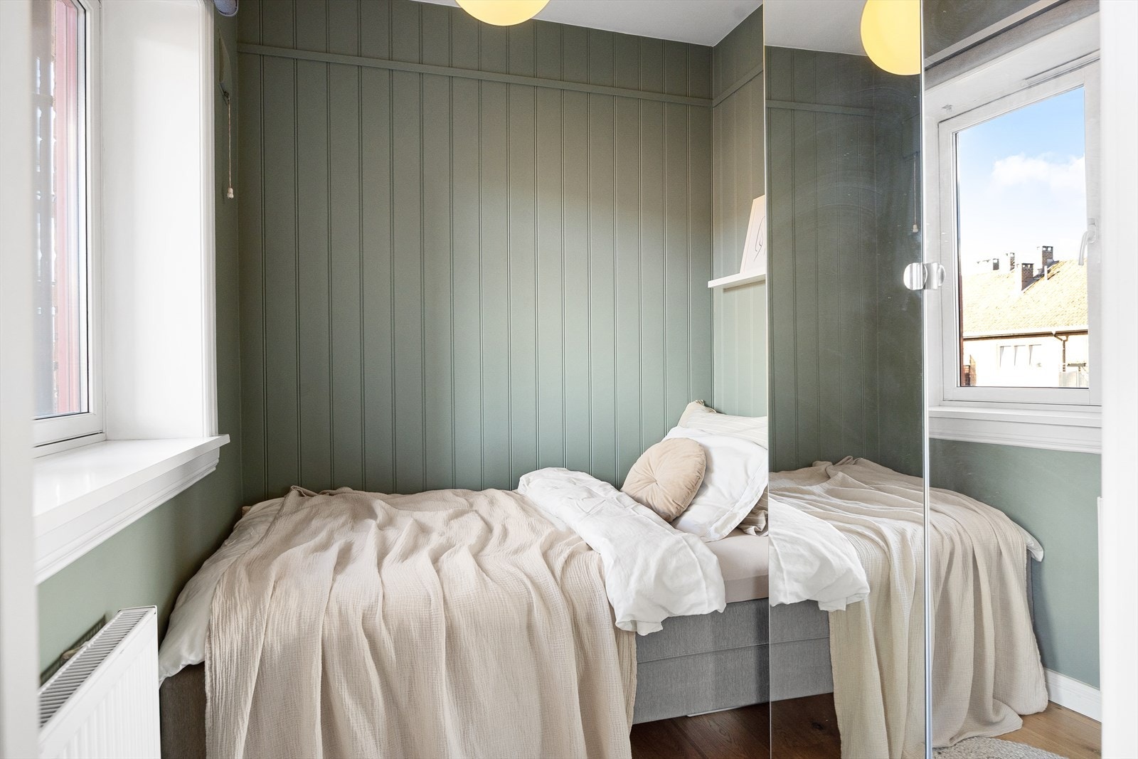 Moderne fargevalg på veggene kombinert med store vindusflater gir rommet en behagelig atmosfære. Det er gode oppbevaringsmuligheter i garderobeskap. Galleribilde