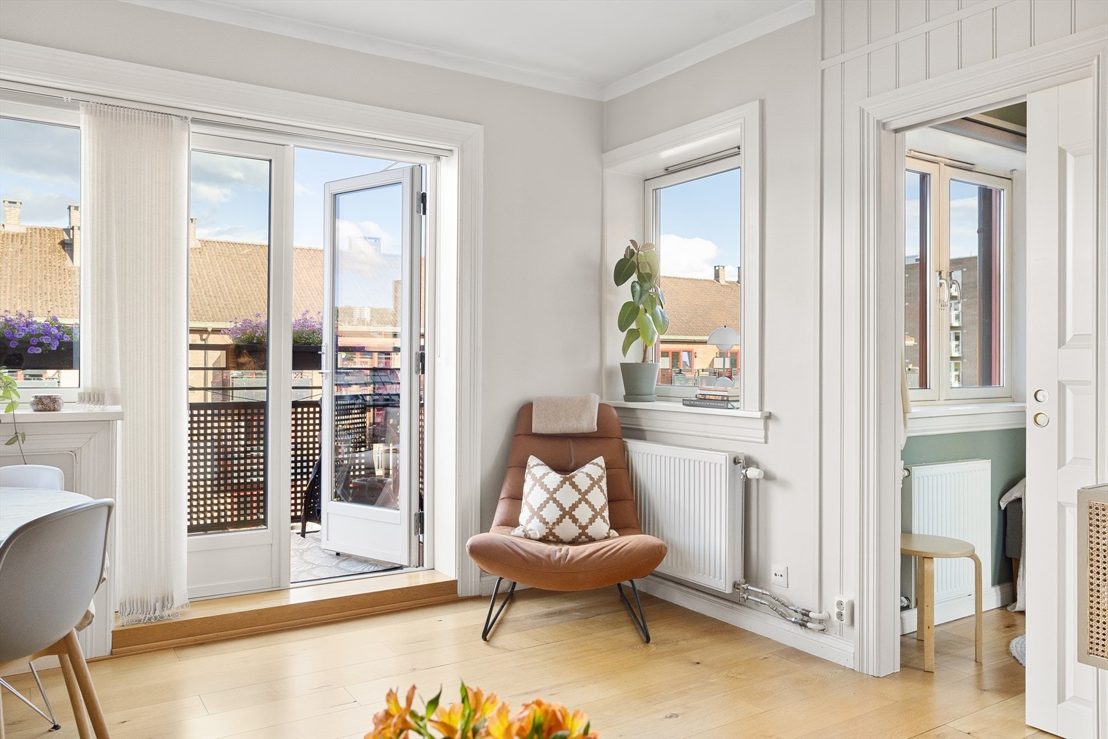 Gulvet er belagt med parkett, og overflatene er malt i delikate og moderne fargetoner. Galleribilde