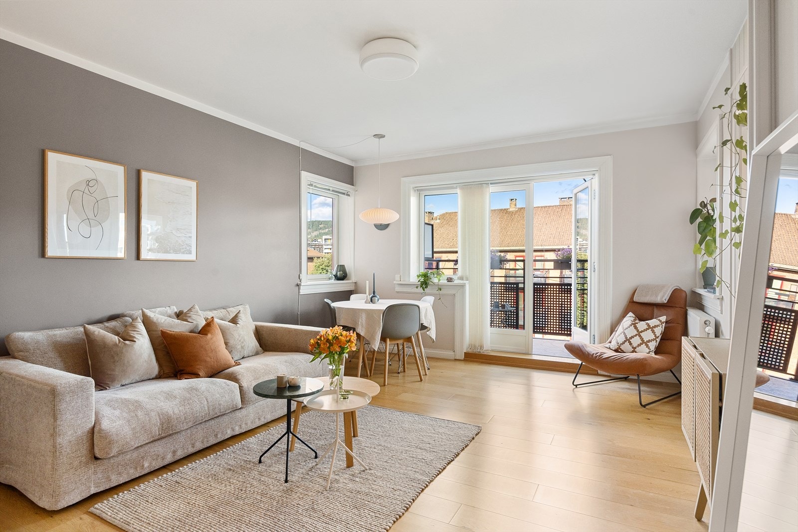 Stuen er lys og luftig med store vindusflater som gir rikelig med naturlig lysinnslipp. Galleribilde