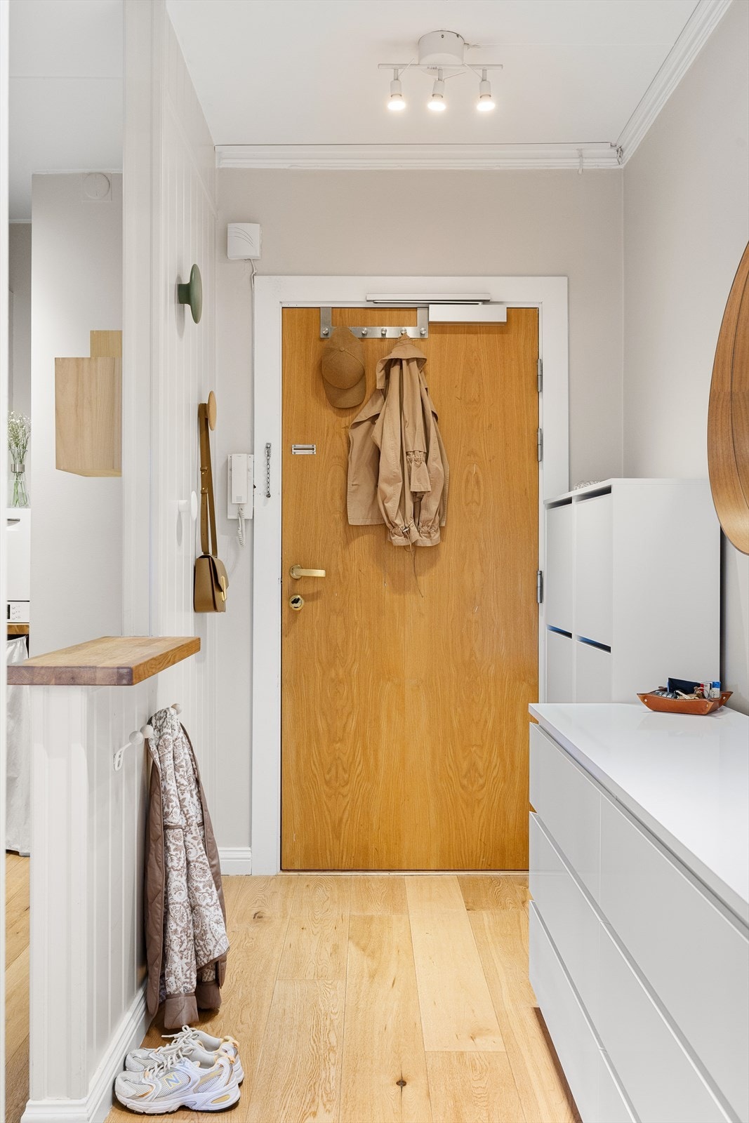 Velkommen inn! Leiligheten har en innbydende entré som gir et godt førsteinntrykk. Her er det plass til å henge fra seg yttertøy Galleribilde