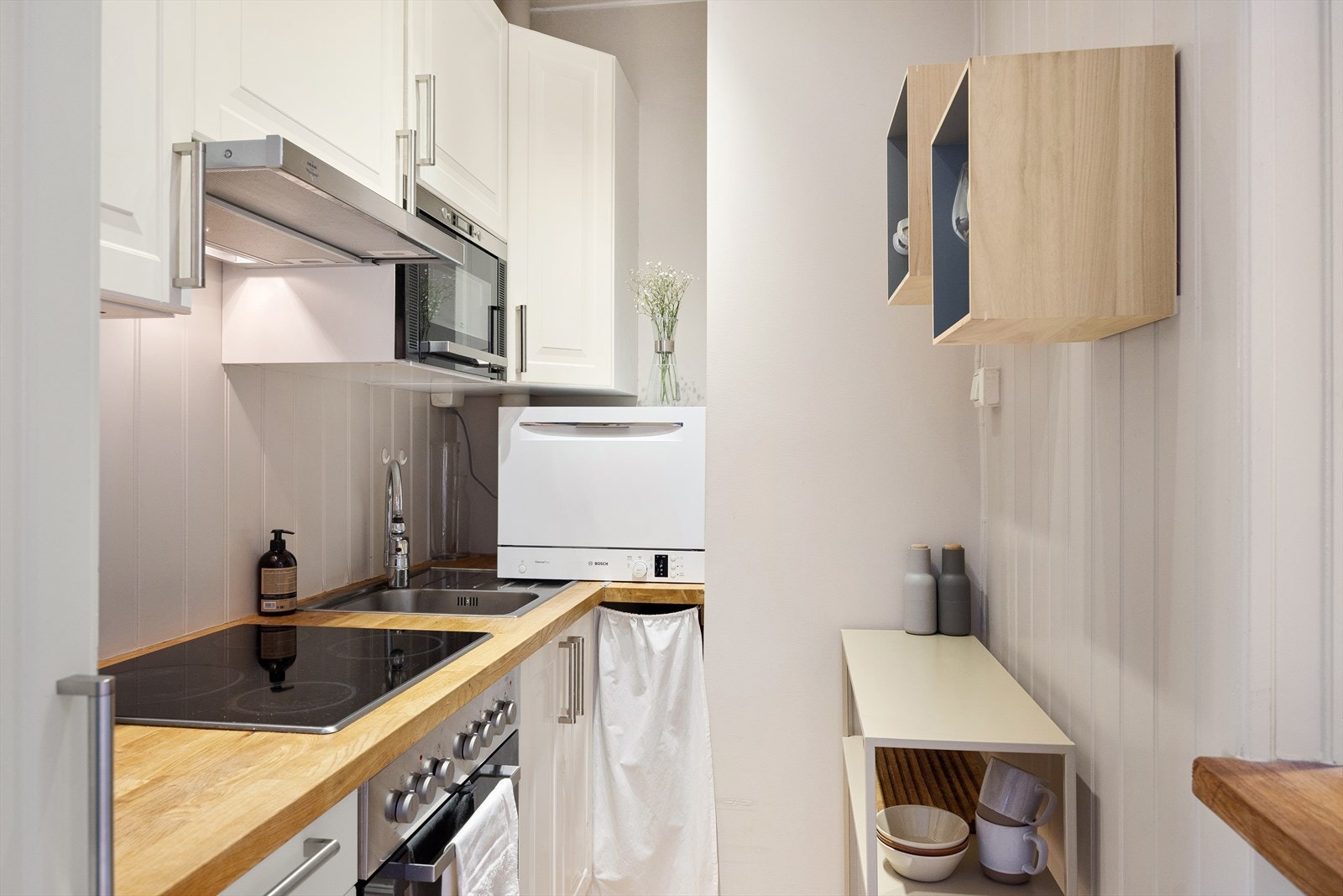 Kjøkkeninnredning fra 2007 med profilerte fronter. Galleribilde