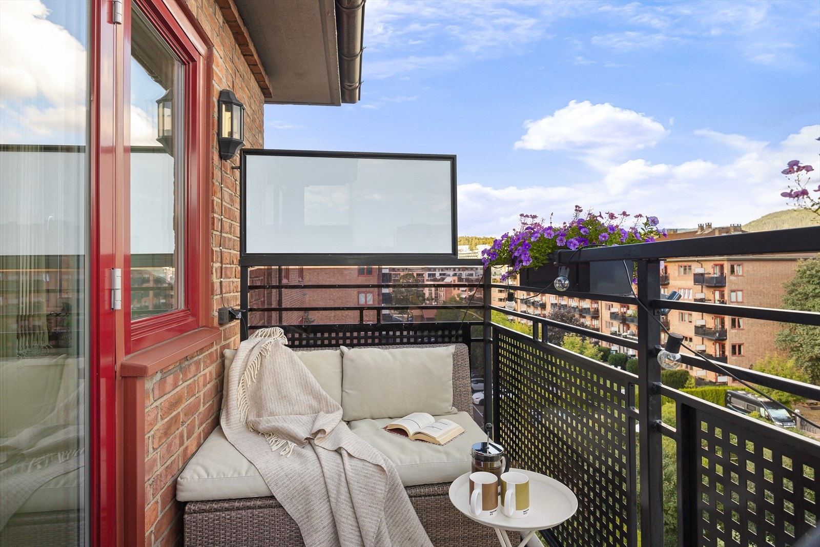 Leiligheten ligger i byggets øvereste etasje og har en flott og luftig balkong. Galleribilde