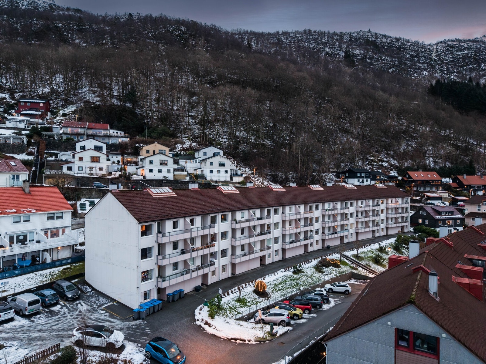 Beliggenheten er også svært sentral, med kort vei til buss, butikk og treningssenter. Galleribilde