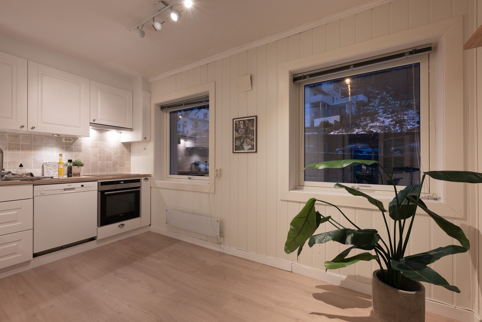 Kjøkkenet har god arbeidsplass på benken, samt rikelig med oppbevaringsplass. Det kan også innredes med enkelt spisebord. Galleribilde