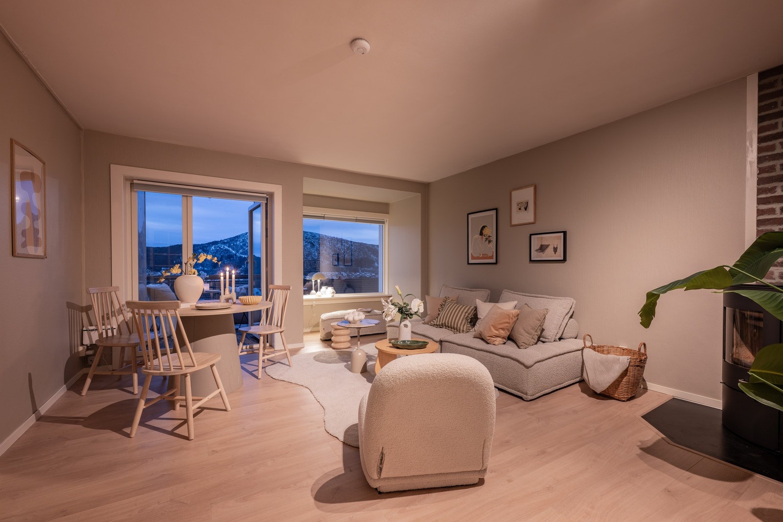 Lys og romslig stue på 22,4 m², med god plass til å innrede i soner. Galleribilde