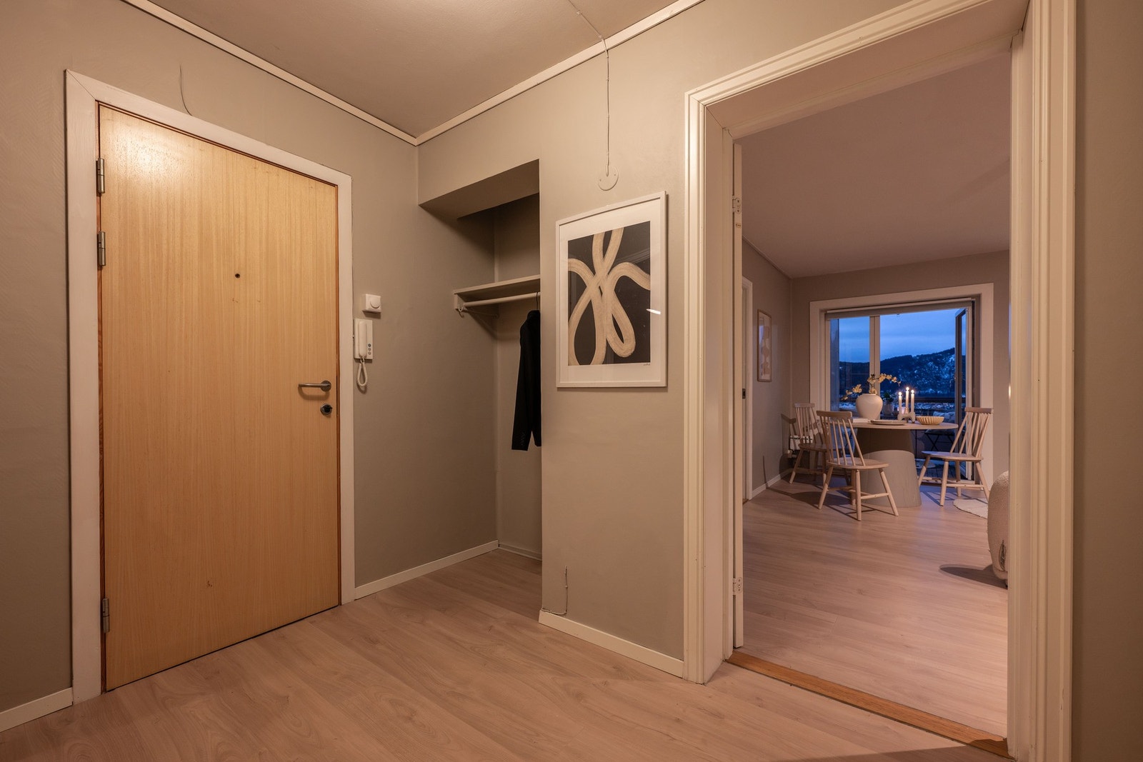 Her er det en praktisk innebygget nisje til oppheng av yttertøy. Galleribilde