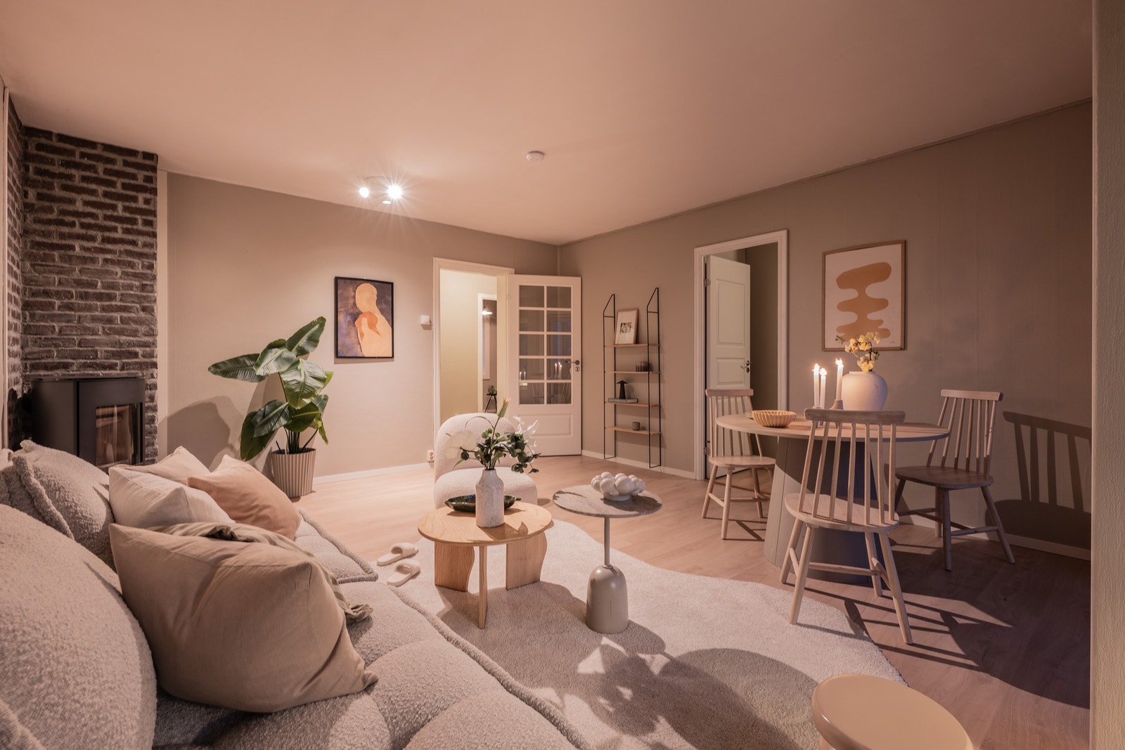 Stuen har god plass til både sofaseksjon og spisebord. Galleribilde