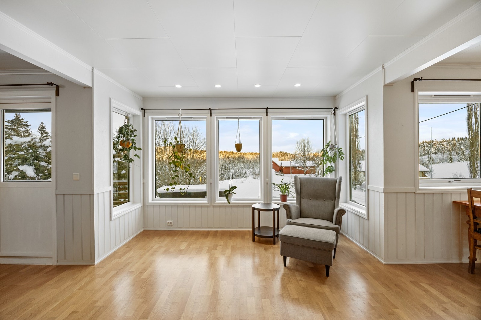 Det er strategisk plasserte downlights i karnappet Galleribilde