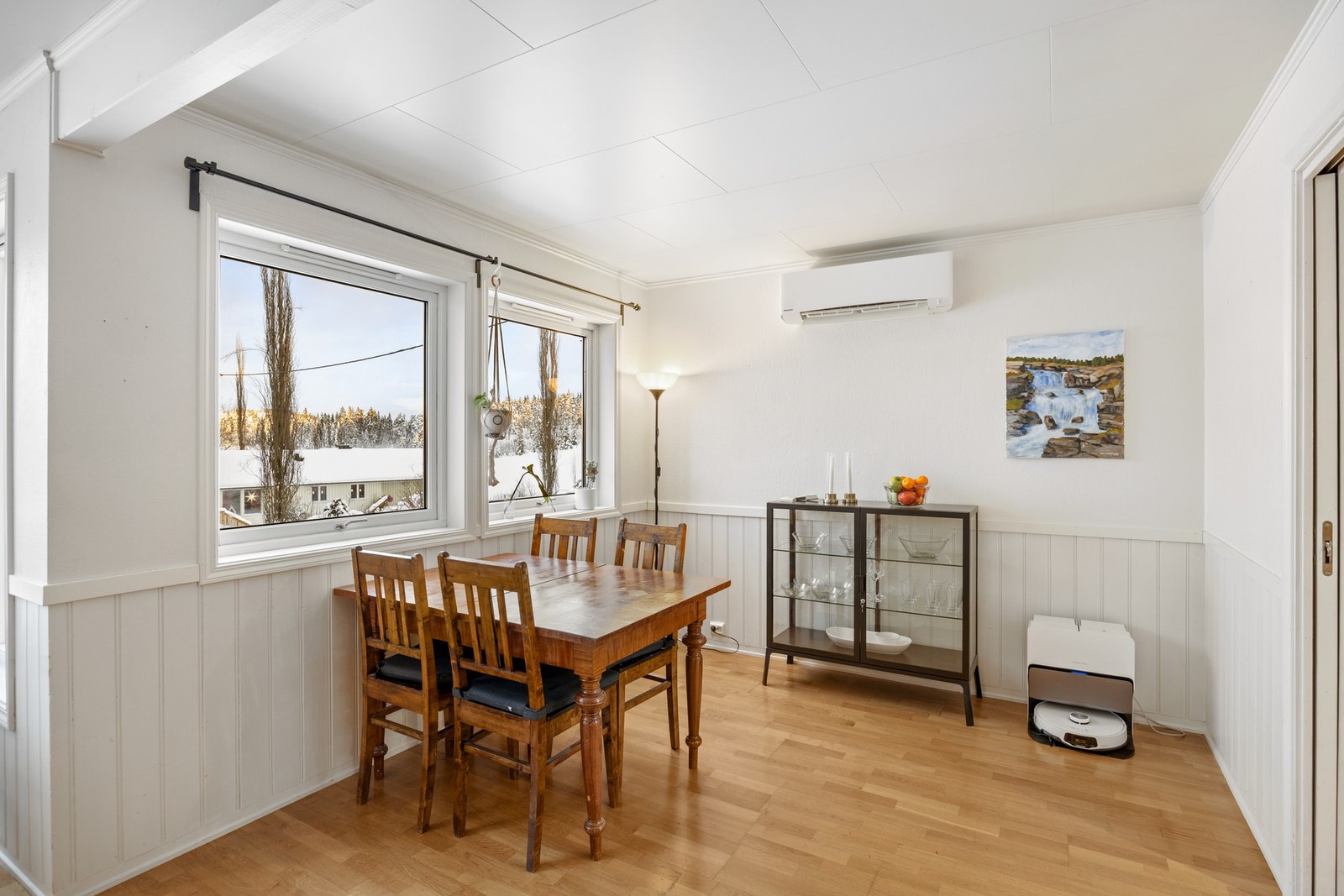 Det er oppvarming fra varmepumpe (2020), elektrisitet og vedfyring. Galleribilde