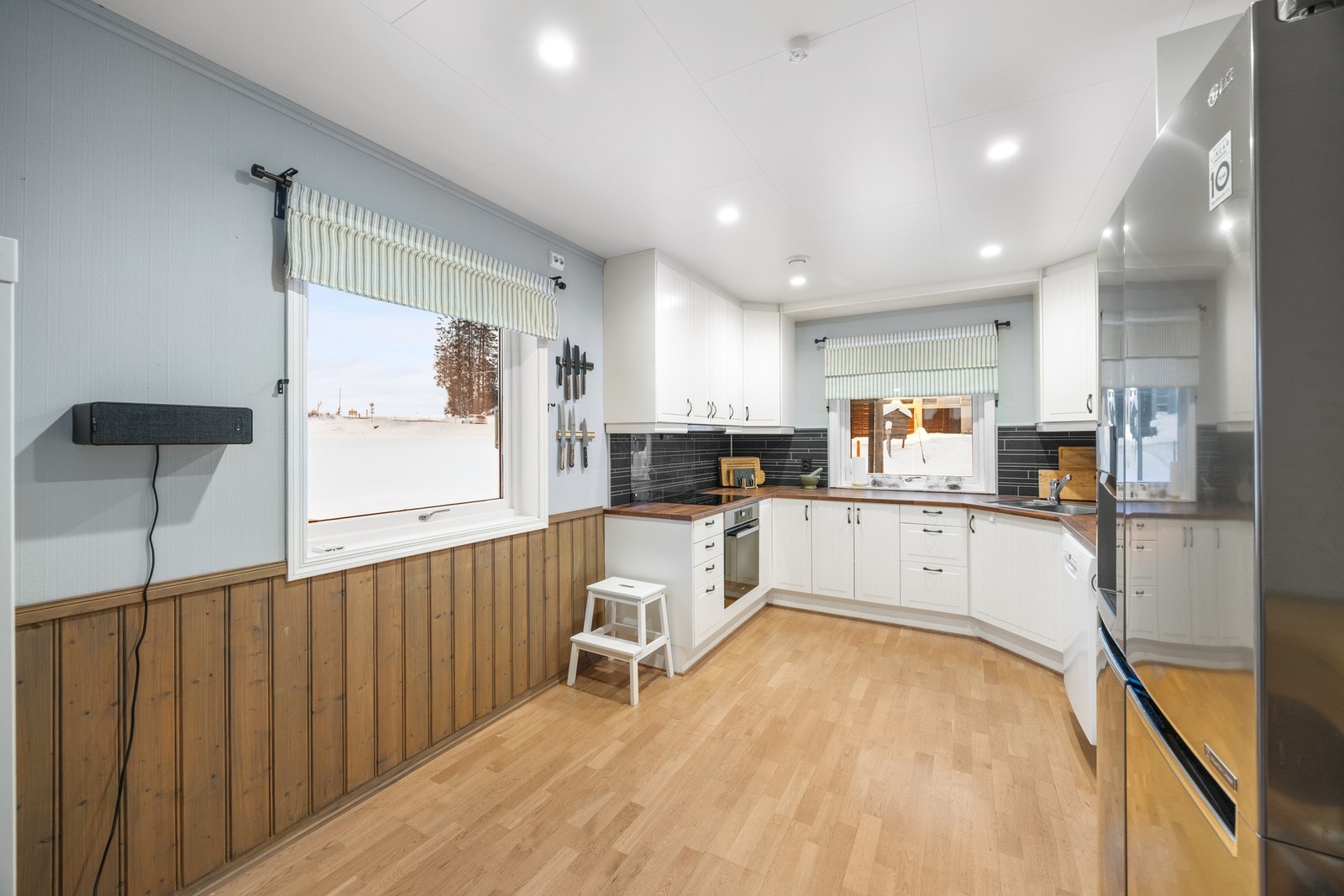 Kjøkken - ca 14 kvm. Downlights sørger for god grunnbelysning Galleribilde