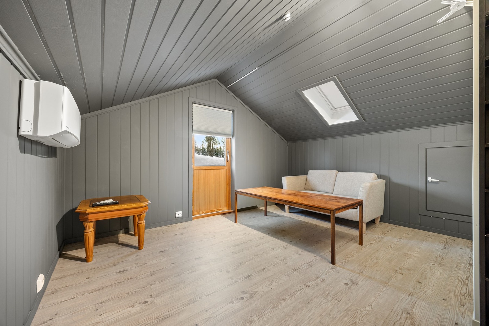 Uinnredet loft omgjort til loftstue - ca 14,5 kvm. Det foreligger ingen søknad om bruksendring og kjøper overtar risiko for dette. Galleribilde