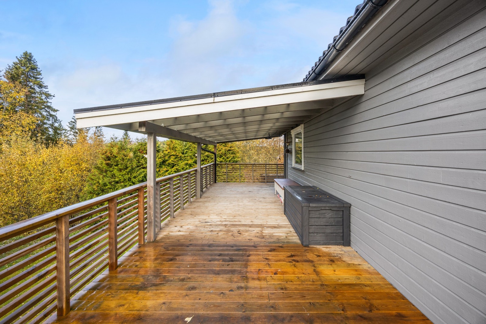 Deler av arealet er takoverbygd slik at man har et tørt uteområde, året rundt! Galleribilde