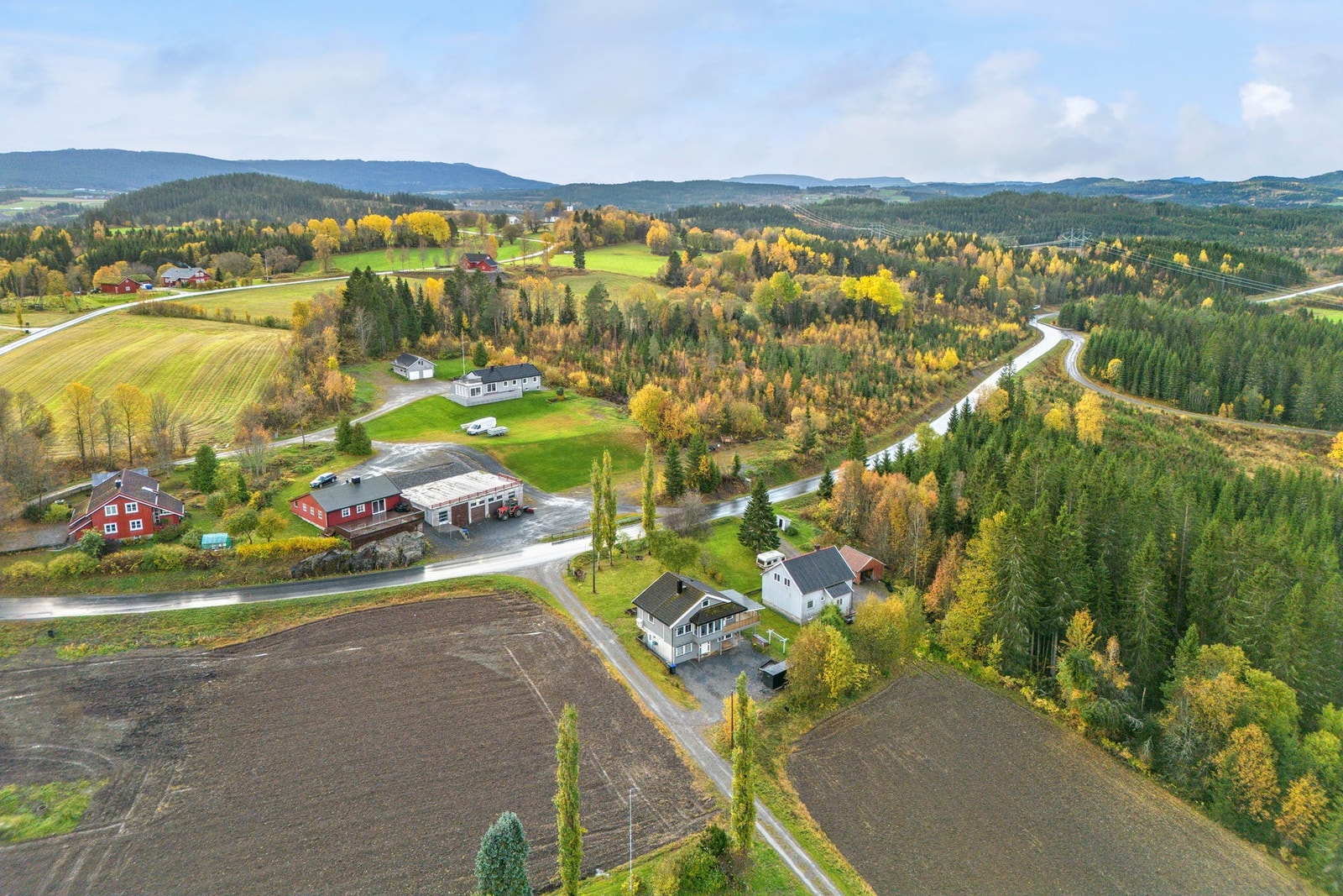 Kort avstand til barnehage, barneskole, idrettsbaner og forsamlingshus. Galleribilde