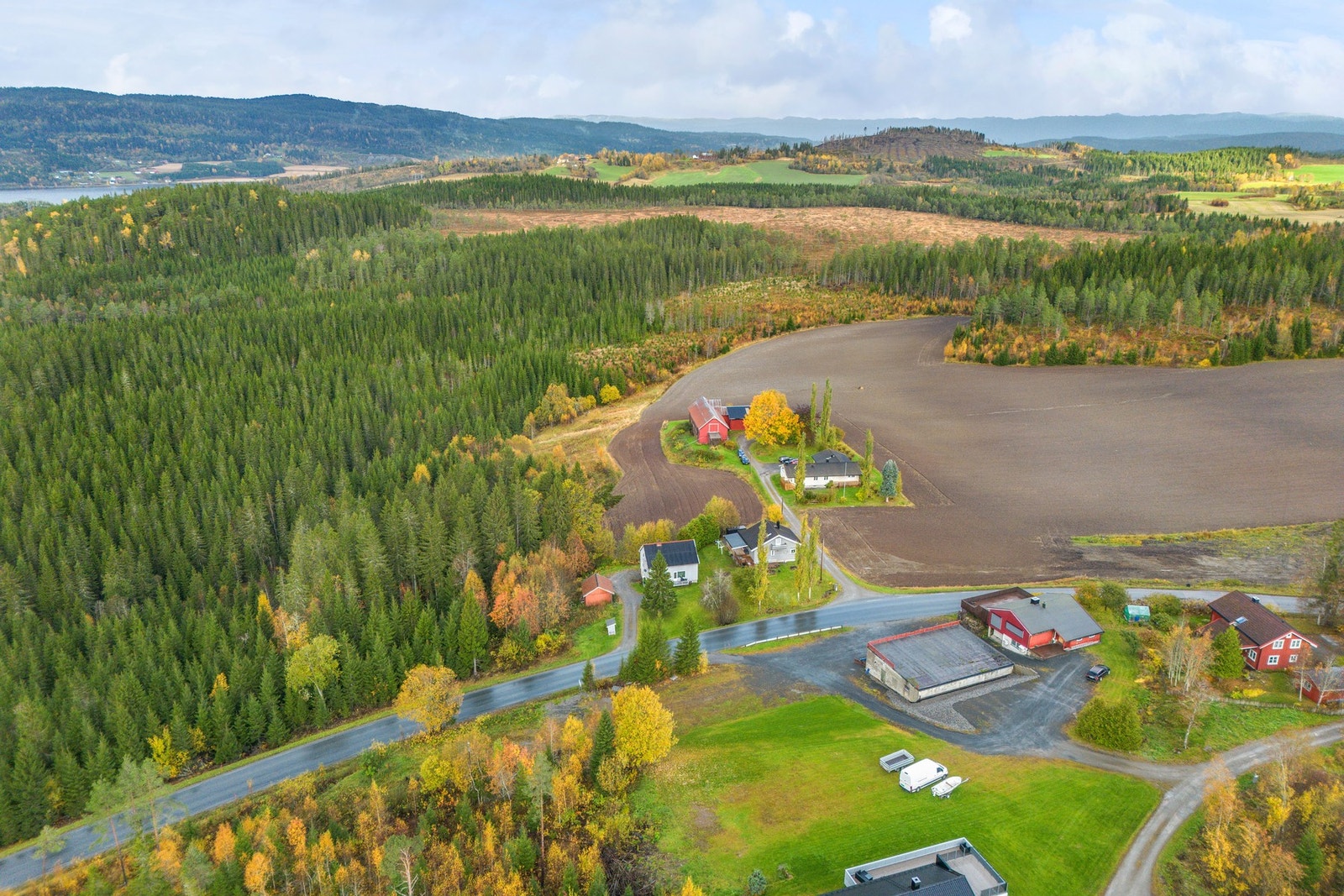 Nærhet til fine friområder. Kun 7 km fra Steinkjer sentrum. Galleribilde