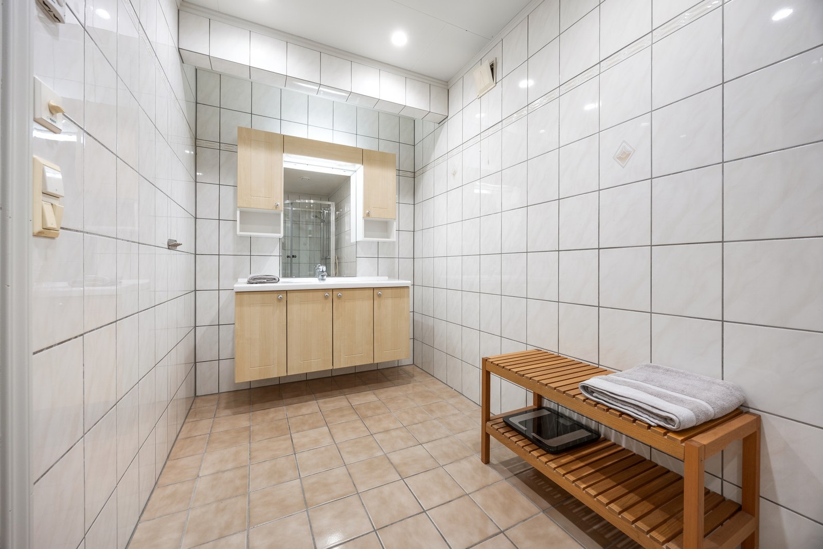 Bad - ca 6,5 kvm. Flislagte overflater med vannbåren gulvvarme. Galleribilde