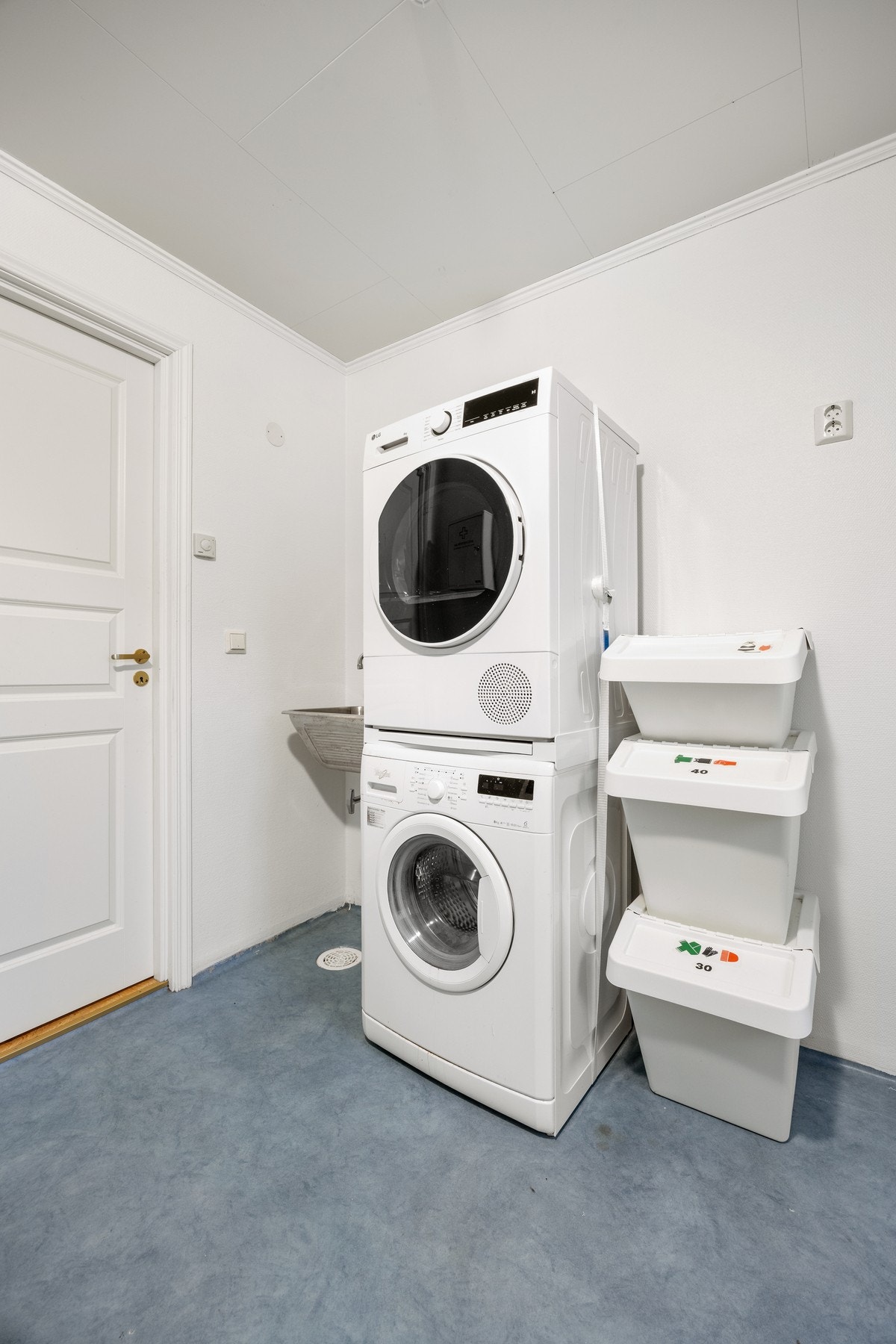 Opplegg for vaskemaskin og utslagsvask. Galleribilde