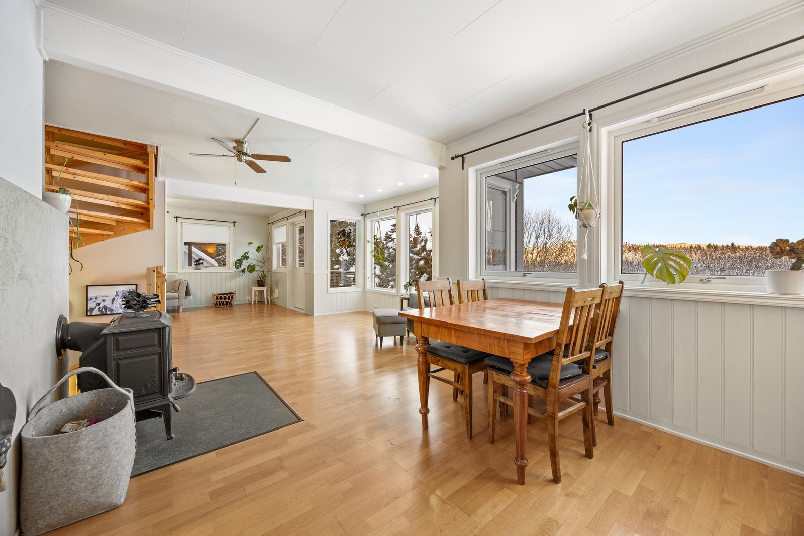 Generøse vindusflater sørger for godt med lysinnslipp! Galleribilde