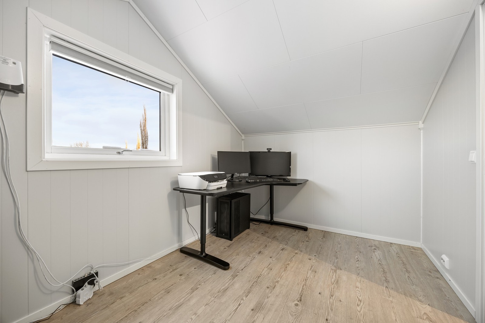 Uinnredet loft omgjort til soverom - ca 8 kvm. Det foreligger ingen søknad om bruksendring og kjøper overtar risiko for dette. Galleribilde