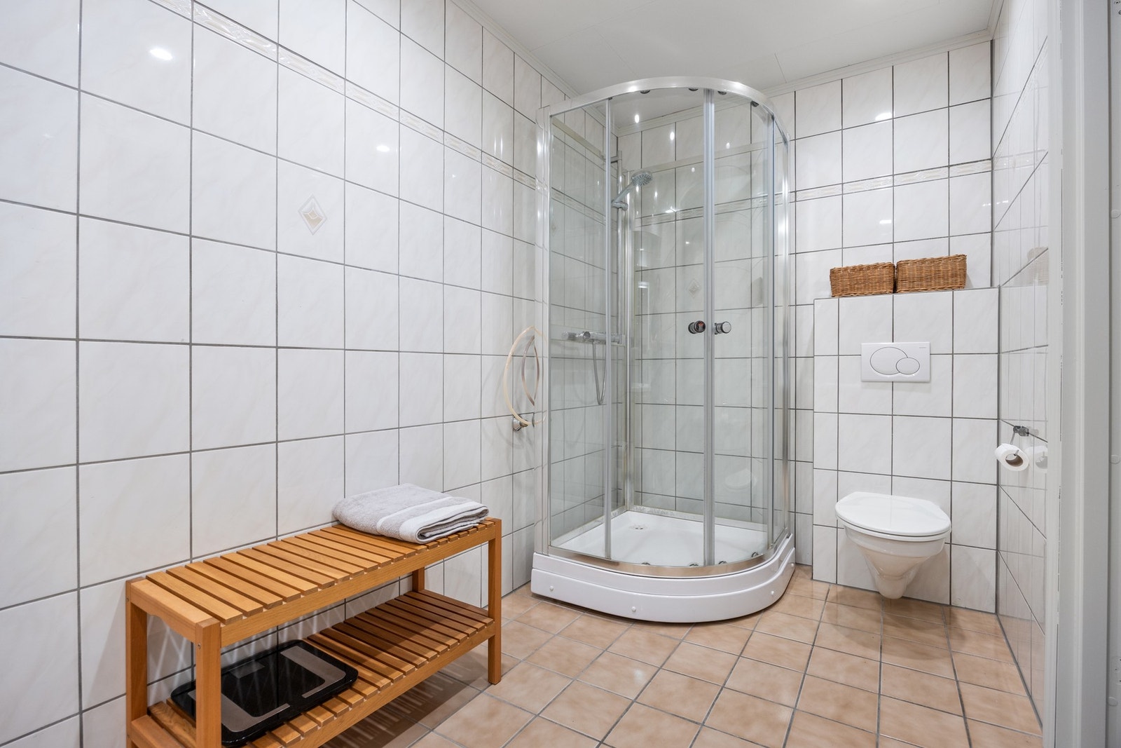 Utstyrt med dusjkabinett, vegghengt toalett og servantskap Galleribilde