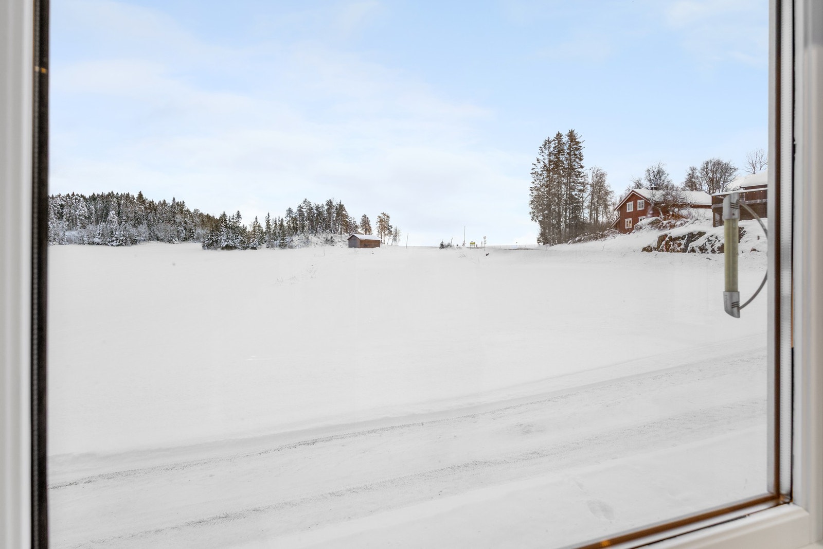 Landlig utsikt fra kjøkkenvinduet Galleribilde