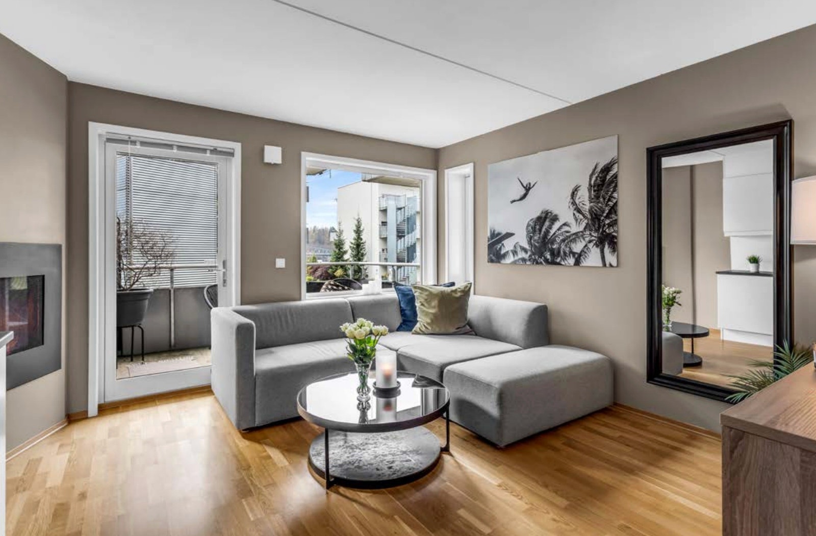 Møbler på bildet medfølger ikke. Galleribilde