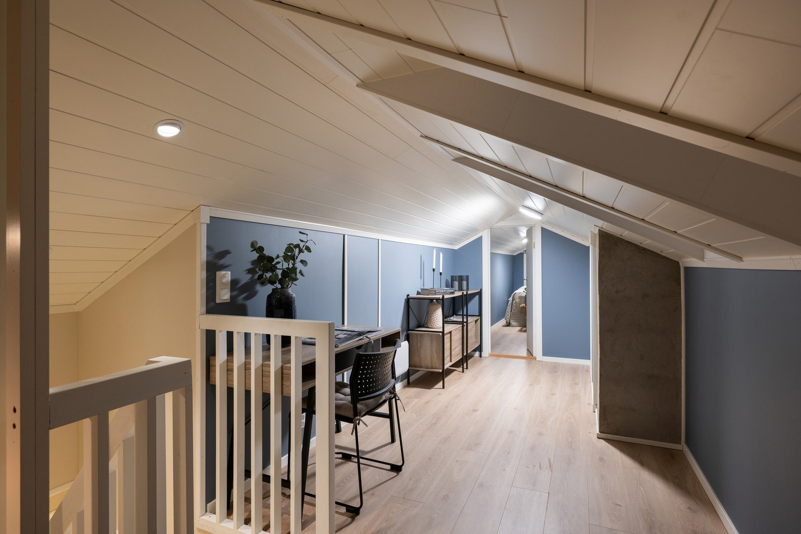 Loftet har gode oppbevaringsmuligheter. Galleribilde